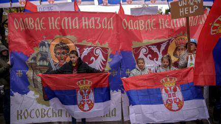 Serbios de Kosovo, manifestándose con sus banderas, en una protesta en Mitrovica, el pasado 6 de noviembre. 