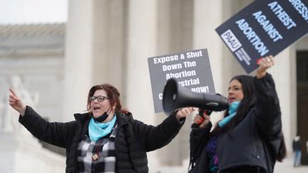 Las antiabortistas Lauren Handy y Terrisa Bukovinac, en una protesta ante el Tribunal Supremo de EEUU.