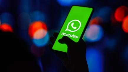 Logo de WhatsApp en un teléfono móvil.