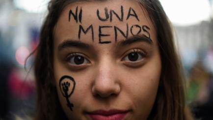 Una joven protesta en una manifestación por los derechos de la mujer en Buenos Aires (Argentina) en 2018.