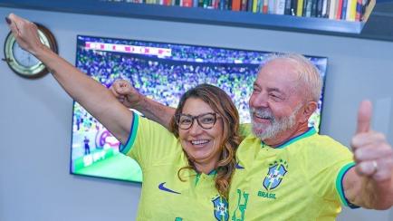 Lula da Silva junto a su esposa con la camiseta de Brasil