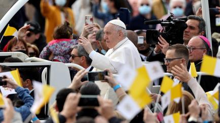El papa Francisco saluda a la multitud, este domingo en Floriana (Malta).