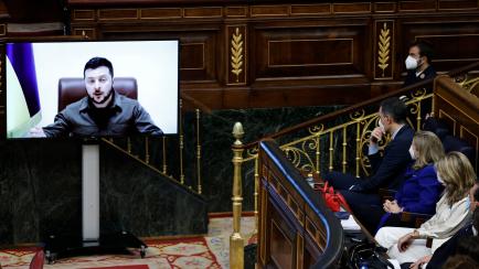El presidente del Gobierno, Pedro Sánchez , escucha la intervención por videoconferencia del presidente de Ucrania, Volodímir Zelensky.