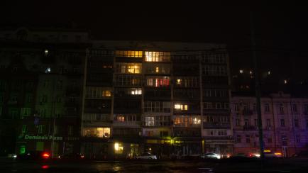 Un edificio con luces en Kiev.