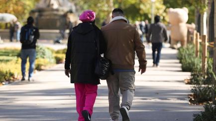 Una pareja pasea por el Parque del Retiro en Madrid.