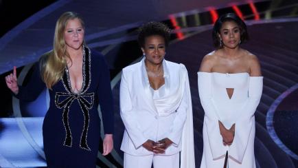 Las presentadoras Regina Hall, Amy Schumer y Wanda Sykes, en la gala de los Oscar 2022.