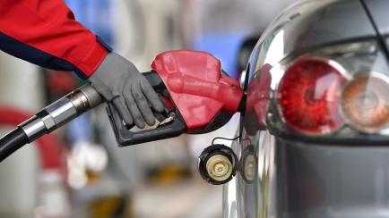 Una persona echa gasolina en su coche