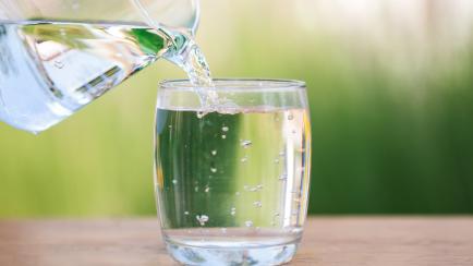 Un vaso de agua.