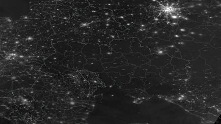 Imagen satelital en escala de grises tomada el pasado miércoles por la NASA que muestra buena parte del territorio ucraniano sin luz, en comparación con otros países de Europa.