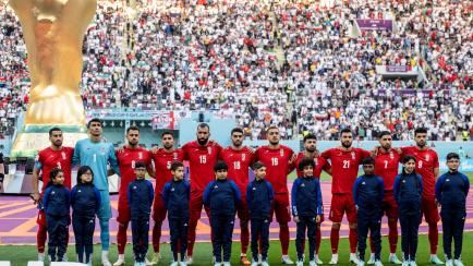 La selección iraní rechaza cantar el himno nacional en su primer partido del Mundial, contra Inglaterra, como protesta por la represión que vive su país.