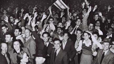 Celebraciones de judíos en Tel Aviv, el 29 de noviembre de 1947, tras conocerse la resolución 181 de la Asamblea de Naciones Unidas. 