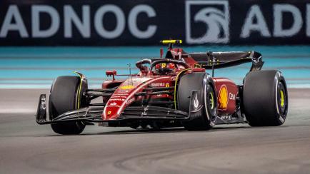 Uno de los coches de la escudería Ferrari durante el Gran Premio de Abu Dabi 2022