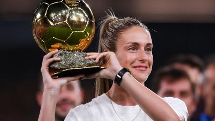 Alexia Putellas, con el Balón de Oro al Camp Nou.