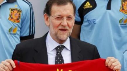 Rajoy posando con una camiseta de la Selección con su nombre.