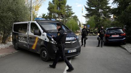 La Policía Nacional en la embajada de Ucrania en España.