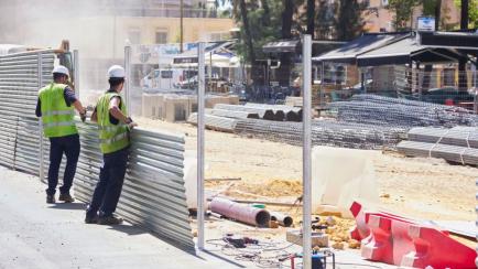 Dos trabajadores en plena faena durante las obras de ampliación del metro de Sevilla en julio.