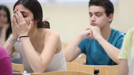 Varios estudiantes en un examen de selectividad.