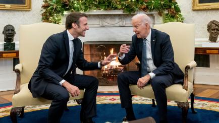 Joe Biden y Emmanuel Macron en una foto difundida de su encuentro en el Despacho Oval.