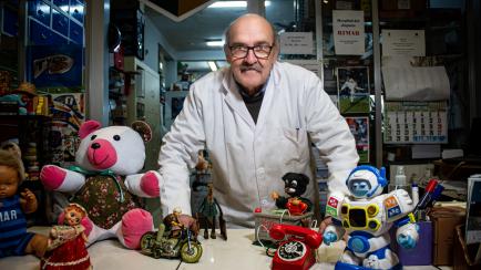 Antonio Martínez Rivas, el último 'doctor de juguetes' en España.