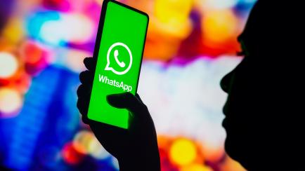 Un móvil con el logo de WhatsApp.