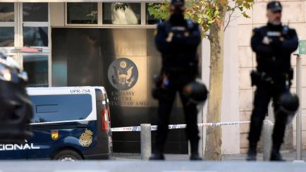 Policía frente a la embajada de Ucrania en Madrid. 