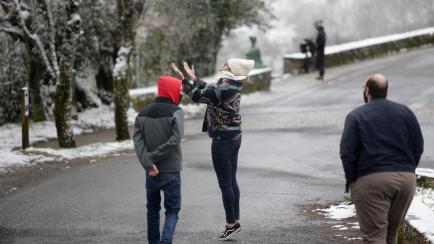 Varias personas juegan con la nieve en Lugo