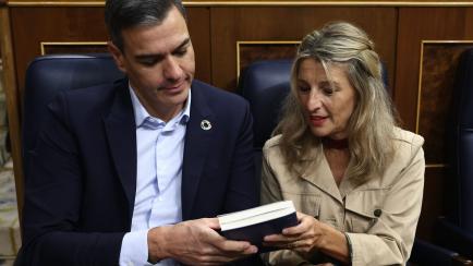 Pedro Sánchez y Yolanda Díaz intercambian un libro en el Congreso