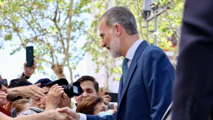 Felipe VI saluda a los vecinos de Puertollano justo antes del 'susto'