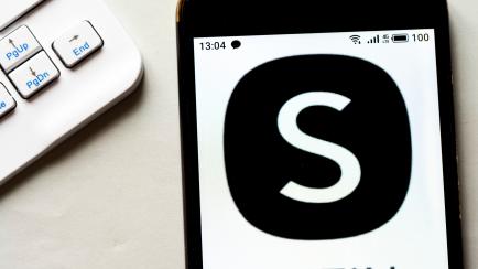 El logo de Shein sobre un smartphone.