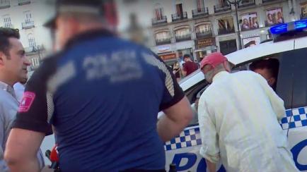 Policías identifican a Antonio López ante la mirada de un periodista de 'Espejo Público' (izda)