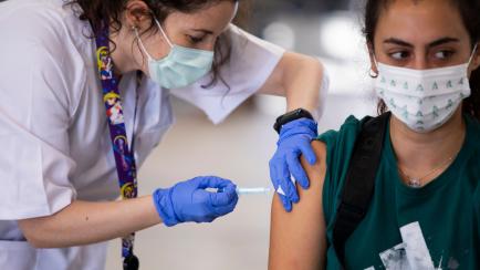 Una sanitaria vacuna a una mujer en Granada, el 15 de julio de 2021. 