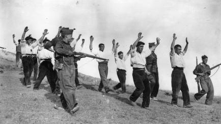 Un grupo de milicianos franquistas, arrestando a republicanos en Somosierra (Comunidad de Madrid), durante la Guerra Civil.