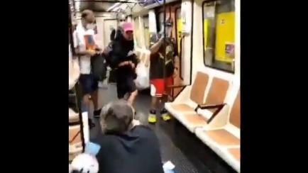 Imagen de la agresión captada por un usuario del Metro