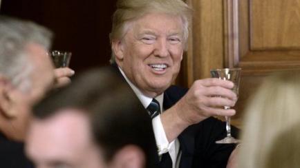 El presidente de Estados Unidos, Donald Trump, brinda durante el almuerzo con la organización 'Friends of Ireland' durante el Día de San Patricio en el Capitolio en Washington, Estados Unidos