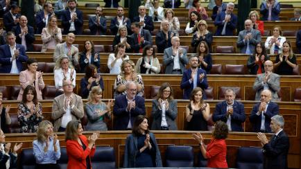 MADRID, 26/10/2022.- La ministra de Hacienda, María Jesús Montero (2d, delante), recibe los aplausos de los miembros del Gobierno y de la bancada socialista tras intervenir este miércoles en el pleno del Congreso de los Diputados durante la p...