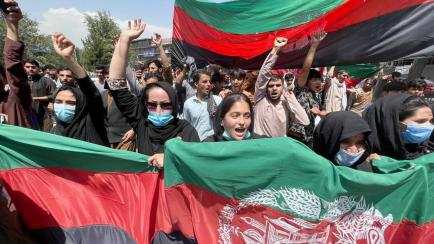 Mujeres protestan contra los talibanes en Kabul