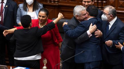 Abrazos entre los diputados en el Congreso tras confirmarse la destitución de Pedro Castillo