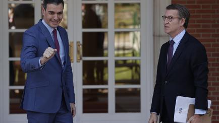 MADRID, SPAIN - APRIL 07: Spanish Prime Minister Pedro Sanchez (L) and Leader of Spanish People's Party (PP) Alberto Nunez Feijoo (R) meet at the Moncloa Palace in Madrid, Spain on April 07, 2022. (Photo by Burak Akbulut/Anadolu Agency via Getty...