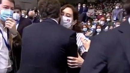 Pablo Casado saluda a Isabel Díaz Ayuso en el Congreso del PP.