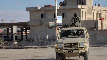 Members of the Syrian Democratic Forces (SDF) deploy around Ghwayran prison in Syria's northeastern city of Hasakeh on January 25, 2022, which was taken over by Islamic State (IS) group fighters days earlier. - Around 100 Islamic State group fig...