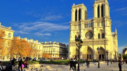[UNVERIFIED CONTENT] Catedral de Notre-Dame de Paris e uma das mais antigas catedrais francesas em estilo gotico.
Notre-Dame de Paris is one of the oldest cathedrals in the French Gothic style.