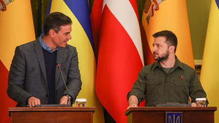 El presidente del Gobierno, Pedro Sánchez, y el presidente de Ucrania, Volodímir Zelenski.