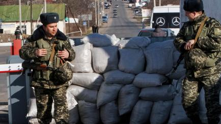 Ukrainian border guards stand at a checkpoint at the border with Moldova breakaway Transnistria region, near Odessa March 13, 2014. REUTERS/Yevgeny Volokin   (UKRAINE - Tags: POLITICS CIVIL UNREST MILITARY)