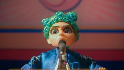 Una de las muñecas que llama a la huelga, en la campaña antisexista de Consumo.