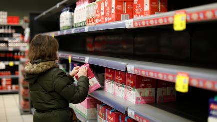 Un mujer comprando en un supermercado madrileño.