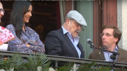 Almeida mira a Resines durante su pregón.