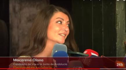 Macarena Olona atendiendo a los medios.