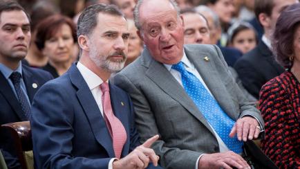 MADRID, SPAIN - FEBRUARY 19:  (L-R) King Felipe VI of Spain and King Juan Carlos attend the National Sports Awards ceremony at El Pardo Palace on February 19, 2018 in Madrid, Spain.  (Photo by Pablo Cuadra/Getty Images)