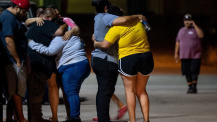 Familiares de alumnos de la escuela Robb de Uvalde (Texas), ante el centro cívico SSGT Willie de Leon, tras el tiroteo.