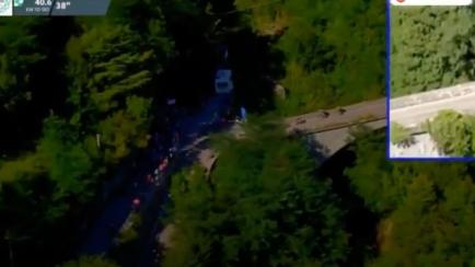 Remco Evenepoel se precipita por un puente durante el Giro de Lombardia